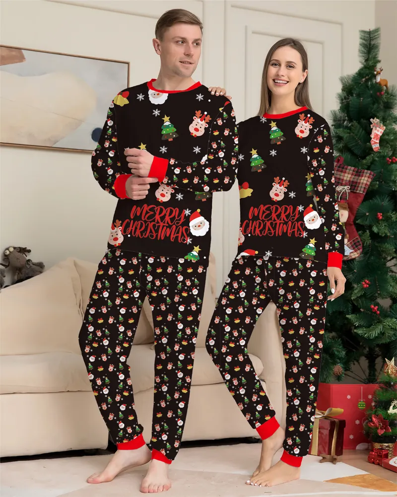 Homme en pyjama de Noël à poignets rouges